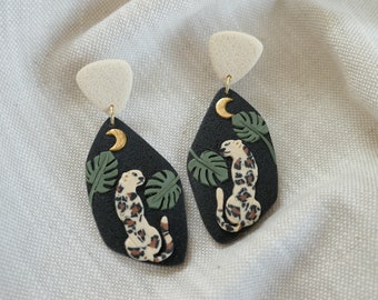 Leopard earrings made of Fimo®, earrings with leopard and monstera leaves in neutral colors, lightweight earrings, clay hanging earrings