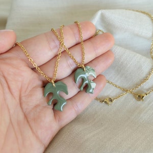 Unique necklace with monstera leaf pendant - Green thumb jewelry for plant lovers - Gift for gardening enthusiasts