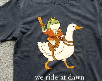 Maglietta We Ride at Dawn Frog & Goose / Maglietta divertente fantasy medievale Comfort Colors® / Regalo per la fiera rinascimentale