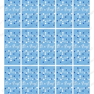 Könnte beinhalten: Blatt mit Babyparty-Geschenkanhängern mit hellblauem Hintergrund. Die Anhänger tragen den weißen Text "It's a Boy!" und sind mit weißen und blauen Punkten verziert. Die Anhänger sind in einem Raster angeordnet.