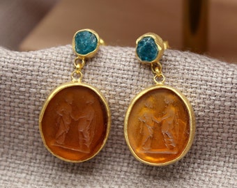 Boucles d'oreilles en argent faites main avec emblème de mariage romain en taille-douce et boucles d'oreilles sculptées en or apatite bleue brute, boucles d'oreilles martelées, boucles d'oreilles grecques
