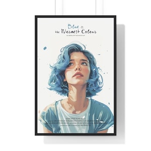 Puede incluir: Un cartel de cine para la película "Azul es el color más cálido", con una mujer de pelo azul mirando hacia arriba. El cartel es blanco con texto azul y fondo azul.