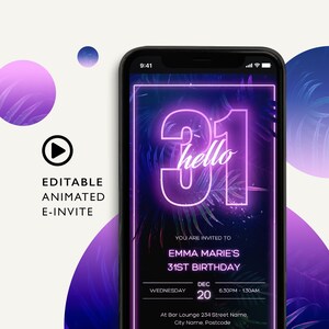 Puede incluir: Una invitación digital para una fiesta de cumpleaños número 31 con un esquema de color rosa neón y morado. La invitación presenta un número 31 rosa neón con la palabra "hello" escrita en su interior. El fondo es azul oscuro con hojas verdes y brillos.