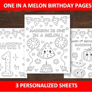 Könnte beinhalten: Drei personalisierte schwarz-weiße Geburtstagsseiten mit Wassermelonen-Motiv. Die Seiten enthalten den Text "Sweet", "Madison is one in a melon" und "Happy 1st Birthday Madison!" mit Wassermelonen-Illustrationen.