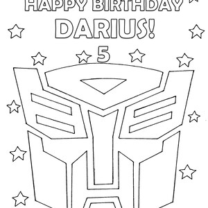 Op de afbeelding: Zwart-wit verjaardagskaart met de tekst "HAPPY BIRTHAY DARIUS!" en "5". De kaart toont een gestileerd robotgezicht en sterren.