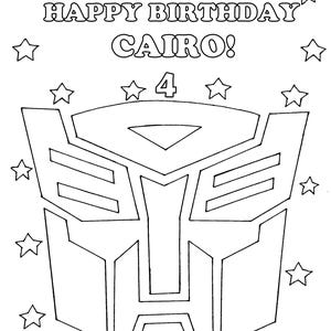 Op de afbeelding: Zwart-wit ontwerp van een verjaardagskaart met de tekst "HAPPY BIRTHDAY CAIRO!" en het nummer "4". De kaart toont een gestileerd robotgezicht en sterren.