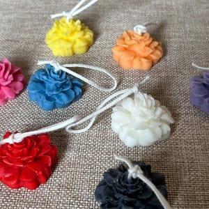 Candela Gardenia in cera di soia, profumata e artigianale, decorazione casa, regalo elegante, bomboniera eco-friendly, fatta a mano