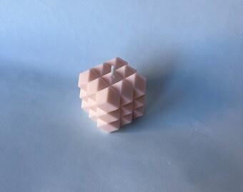 Cubi candle, made of soy wax, excellent as a furnishing accessory, as home decor or as a gift.