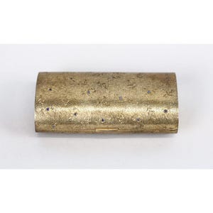 Peut inclure: Une boîte rectangulaire dorée antique avec un motif floral et de petits accents bleus. La boîte a un couvercle à charnière et une forme légèrement incurvée, ce qui suggère qu'il pourrait s'agir d'un petit étui ou conteneur.