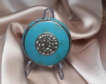 ¡Polvo compacto vintage de los años 20 con borla de plumas de cisne a juego! El esmalte azul cielo luce alegre y acogedor después de casi 100 años.