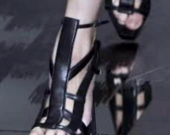 Zapatos de tacón gladiador Daryl de GUCCI. Tacones de plataforma icónicos de 160 mm en piel y ante negros. Talla 8.