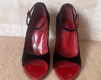 Iconiche zeppe Tom Ford per Yves Saint Laurent ‘Taitai’ in velluto nero con lacca rossa. 39.5