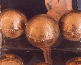 Rare, fabulous 1950&#39;s Pygmalion sphere powder compact.  This delightful spherical compact with pretty engine turned deco. Puff and screen.