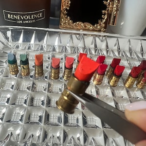 Lápiz labial y sombra de AVON vintage. Estuche de latón con forma de bala o concha. Elige tu color. Raro y coleccionable. ¡El SUEÑO de los coleccionistas!