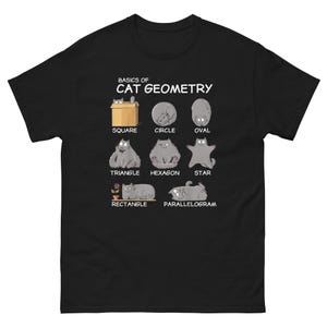 Puede incluir: Camiseta negra con el texto "BASICS OF CAT GEOMETRY" e ilustraciones de gatos en varias formas geométricas, como un cuadrado, un círculo y una estrella. La camiseta está hecha de un material suave y cómodo.