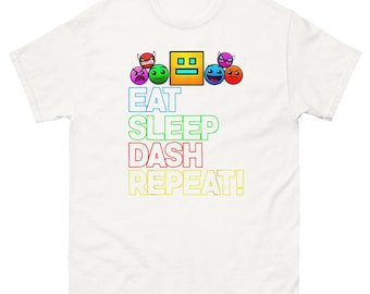 Könnte beinhalten: Weißes T-Shirt mit dem Text "EAT SLEEP DASH REPEAT!" in bunten Blockbuchstaben. Darüber befinden sich Cartoon-Gesichter in Rot, Grün, Blau und Orange. Das T-Shirt ist ein lässiger Stil mit kurzen Ärmeln.