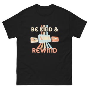 Camiseta nostálgica de los 80 con la frase &quot;BE kind & rewind&quot;, divertida camiseta con cinta de VCR, para amantes de las películas VHS retro, camiseta de entretenimiento vintage.