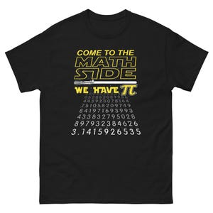 Op de afbeelding: Zwart t-shirt met een geel en witte afbeelding. De tekst luidt "COME TO THE MATH SIDE WE HAVE π". Onder de tekst staan getallen die de cijfers van Pi weergeven.