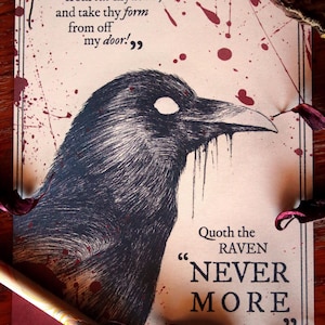 Può includere: Stampa con illustrazione di un corvo e testo "Quoth the Raven Nevermore". Il design incorpora citazioni dalla poesia, schizzi rossi e petali secchi, conferendo uno stile gotico. Sfondo color crema.