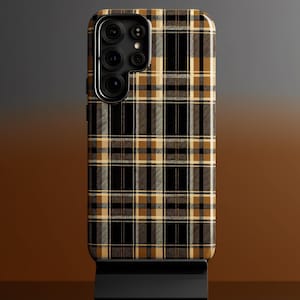 Op de afbeelding: Een witte keramische mok met een zwart handvat en de tekst "But First, Coffee" in een zwarte, vette letter. De mok staat op een wit oppervlak.