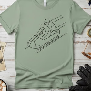 Camiseta minimalista con diseño de bobsleigh y doodle - Camiseta con colores cómodos y arte lineal de deportes de invierno