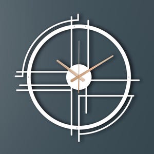 Puede incluir: Un gran reloj de pared blanco con un diseño geométrico de líneas y círculos que se cruzan. El reloj tiene una esfera central blanca con manecillas finas de madera clara. La estructura está compuesta por marcos lineales blancos abiertos.