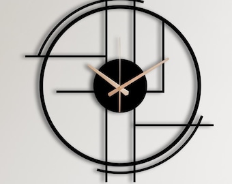 Könnte beinhalten: Eine geometrische Wanduhr in Schwarz und Weiß mit goldenen Zeigern, die an einer weißen Wand über einem hellblauen und weißen Schrank hängt. Der Schrank ist mit Stofftieren und einem gelben Katzenkissen dekoriert.