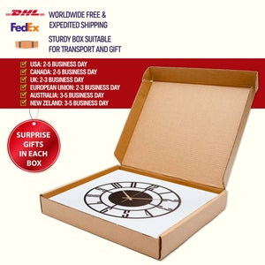 K&ouml;nnte beinhalten: Ein brauner Karton mit wei&szlig;em Innenraum. Die Box ist ge&ouml;ffnet und man sieht ein schwarzes Metall-Zifferblatt mit r&ouml;mischen Ziffern im Inneren. Die Box hat den Text "Surprise Gifts in Each Box" auf einem roten runden Aufkleber. Die Box hat auch den Text "Worldwide Free & Expedited Shipping" und "Sturdy Box Suitable for Transport and Gift" auf der Oberseite.