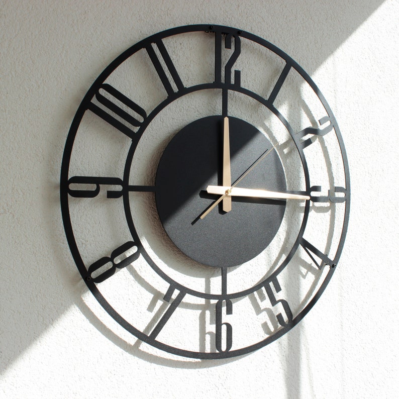 Stille Metallwanduhr mit lateinischen Ziffern, einzigartige Wanduhren, extra große Metalluhr, Kaminuhr, schwarze Metalluhr, moderne Wanduhr Bild 2