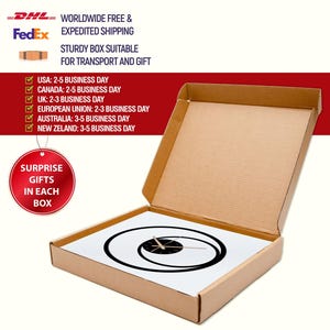 Pu&ograve; includere: Una scatola di cartone aperta contenente un orologio moderno in bianco e nero dal design unico. Il quadrante presenta forme ovali concentriche. &Egrave; presente anche il testo "SURPRISE GIFTS IN EACH BOX".