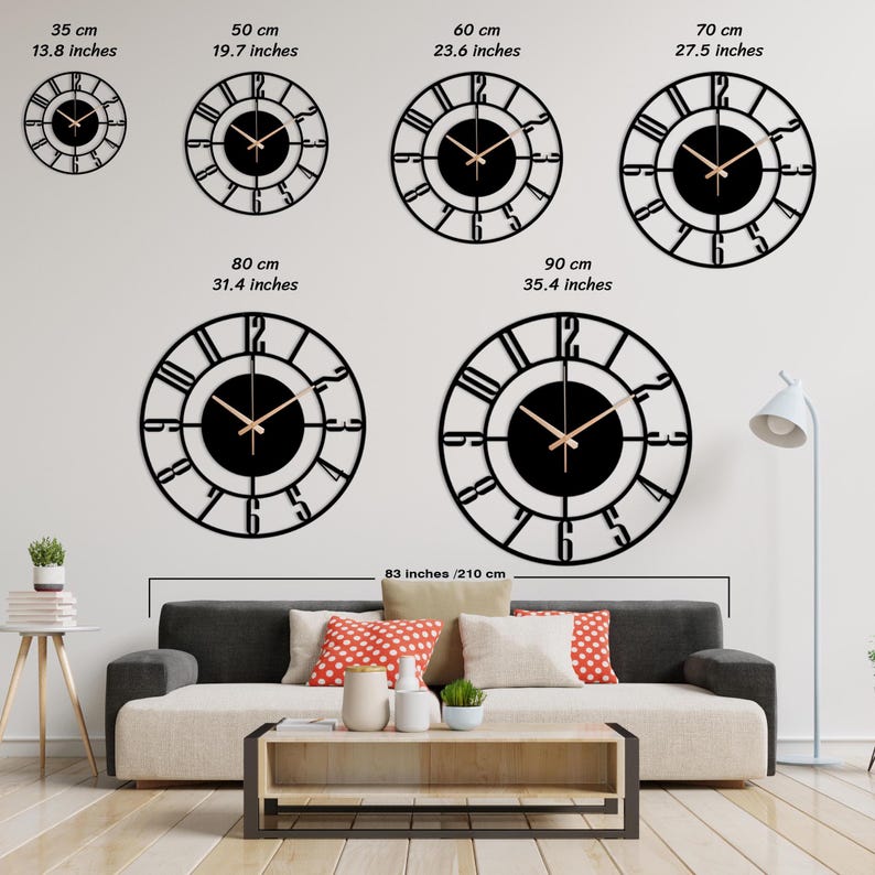 Op de afbeelding: Een set van zes zwarte metalen wandklokken met Romeinse cijfers en gouden wijzers. De klokken worden getoond in verschillende maten, vari&euml;rend van 35 cm tot 90 cm in diameter.