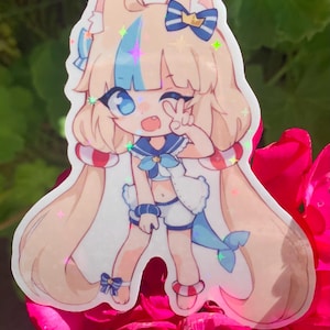 Pode incluir: Um autocolante holográfico com uma personagem de desenho animado com um traje de marinheiro. A personagem tem cabelo comprido e claro, olhos azuis e um traje azul e branco. O autocolante tem um efeito brilhante e está sobre um fundo de flores cor-de-rosa.