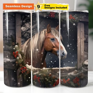 Può includere: Bicchiere con un cavallo marrone con una macchia bianca, ambientato in una scena invernale innevata. L'immagine include una stalla di legno, una ghirlanda natalizia e fiocchi rossi. Il testo recita "Seamless Design" e "9 Free Designs Included".