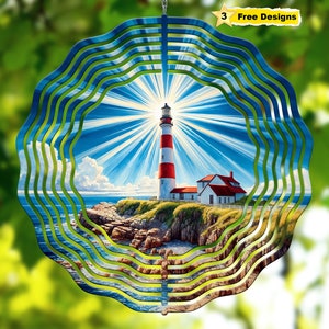 Peut inclure: Un mobile à vent en métal avec un motif de phare et de paysage marin. Le mobile est composé de plusieurs couches de métal qui tournent au vent. Le phare est rouge et blanc avec un faisceau de lumière qui brille du sommet. Le paysage marin est bleu et vert avec des nuages blancs.