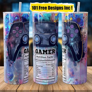 Puede incluir: Un vaso de acero inoxidable con un diseño abstracto colorido que presenta un mando de videojuego con la palabra "GAMER" y una etiqueta de información nutricional que enumera "Level Ups", "Rage Quits" y "Team Work".