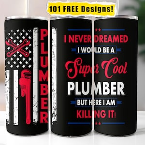 Pu&ograve; includere: Tre bicchieri in acciaio inossidabile con design diversi. Il primo bicchiere presenta una bandiera americana con una chiave inglese e un tubo. Il secondo bicchiere ha il testo "Non avrei mai pensato di essere un idraulico super cool, ma eccoci, lo sto uccidendo!" Il terzo bicchiere ha la parola "Idraulico" in grandi lettere.