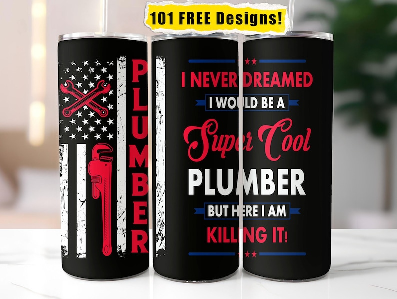 Pu&ograve; includere: Tre bicchieri in acciaio inossidabile con design diversi. Il primo bicchiere presenta una bandiera americana con una chiave inglese e un tubo. Il secondo bicchiere ha il testo "Non avrei mai pensato di essere un idraulico super cool, ma eccoci, lo sto uccidendo!" Il terzo bicchiere ha la parola "Idraulico" in grandi lettere.