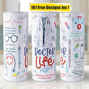 Op de afbeelding: Drie roestvrijstalen bekers met verschillende ontwerpen met betrekking tot het medische beroep. De bekers tonen een doktersjas, medische instrumenten en tekst zoals "Doctor Life", "Care", "Empathy", "Treatment" en "Life-Saving".