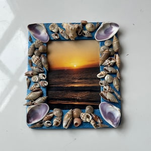 Vintage seashell picture frame ~ deadstock ~ Shell City