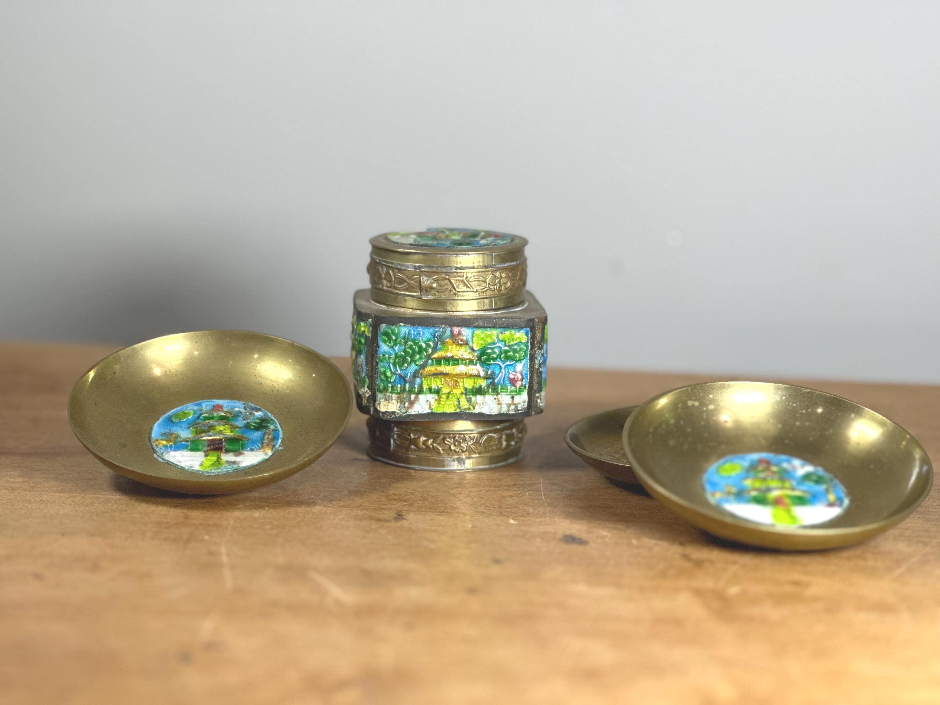 TerkCo Brass Cup and Saucer Stand,Tea Cup Holder Display Bow
