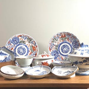 Antyczne japońskie i chińskie porcelanowe misy i talerze w kolorze niebieskim i czerwonym