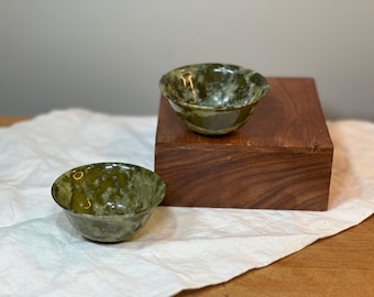 Conjunto de 2 tigelas de jade vintage chinesas com pé, na cor espinafre.