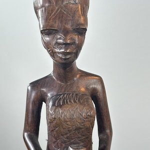 Afrikanische Ebenholz geschnitzte Figur Statue mit Tribal Narben ~ Vintage