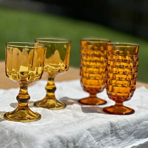 Indiana Glass ~ amber ~ set van 4 niet-overeenkomende bekers met glazen steel ~ Vintage ~ MCM