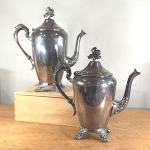 Puede incluir: Un juego de tres tazas de cerámica con un acabado moteado y mate. Las tazas son de color crema, gris claro y gris oscuro. Cada taza tiene un diseño simple y minimalista.