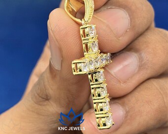 Ciondolo a croce in moissanite: taglio rotondo da 1,00 ct, finitura in oro giallo 14 carati, catena da 18 pollici - Italia
