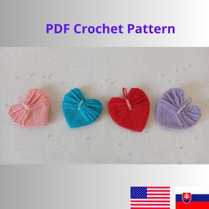 Puede incluir: Patrón de crochet PDF para hacer cuatro adornos con forma de corazón. Los corazones están hechos a crochet en rosa, azul, rojo y morado.