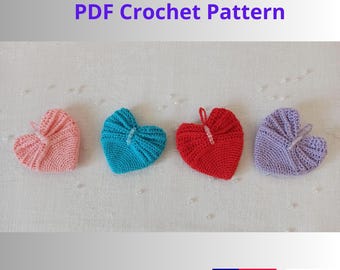 Peut inclure: Patron de crochet PDF pour réaliser quatre ornements en forme de cœur. Les cœurs sont crochetés en rose, bleu, rouge et violet.