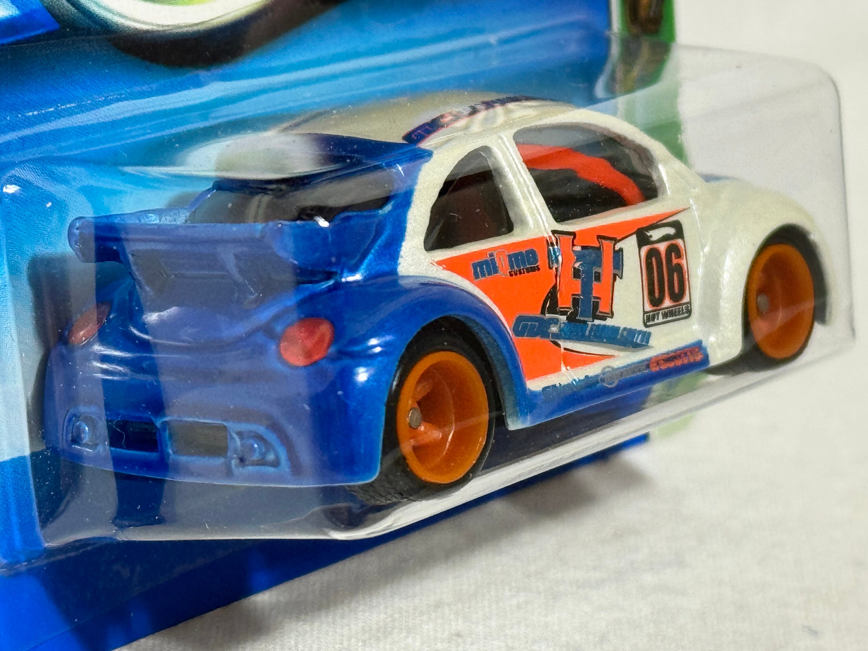 Hot Wheels Treasure Hunt Pearl White Blue Volkswagen New Beetle