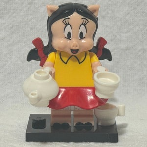 Lego CMF Looney Tunes Series 71030-11 Petunia Pig Minifigure Complete with Foil Pack, Instructions, Stand, Accessories, Retired, Excellent